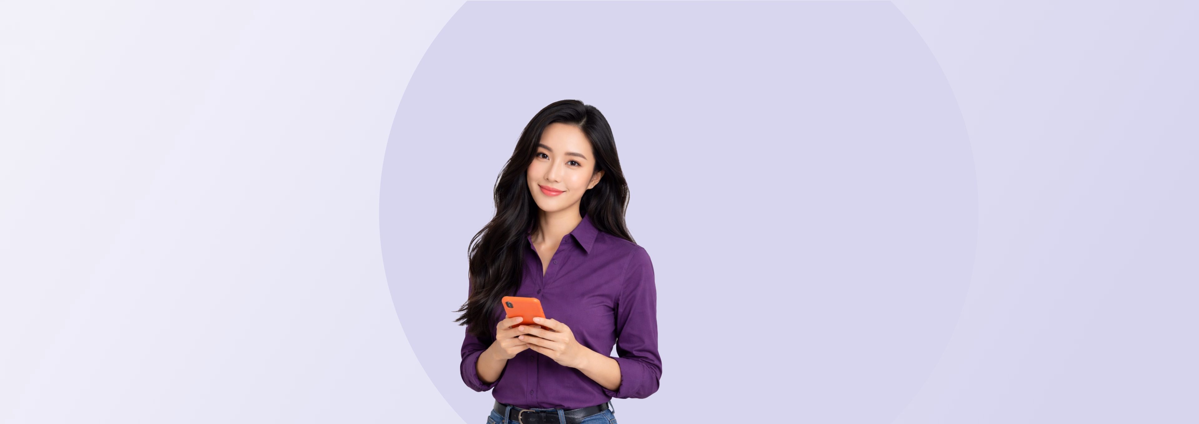 Người phụ nữ cầm điện thoại thông minh và chỉ vào hành lang, tượng trưng cho ứng dụng vay nhanh chóng và tiện lợi trực tuyến.